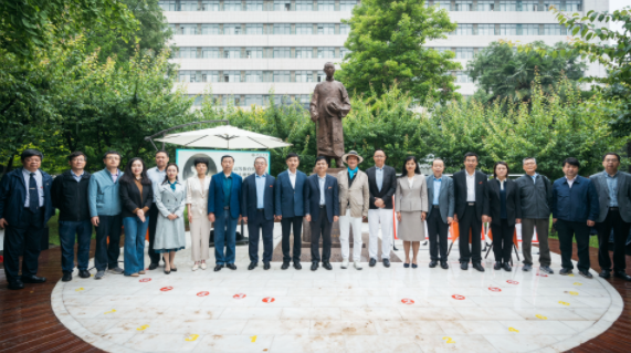 西北高等教育奠基人、中国现代医学先驱徐诵明雕像在星空app官网落成