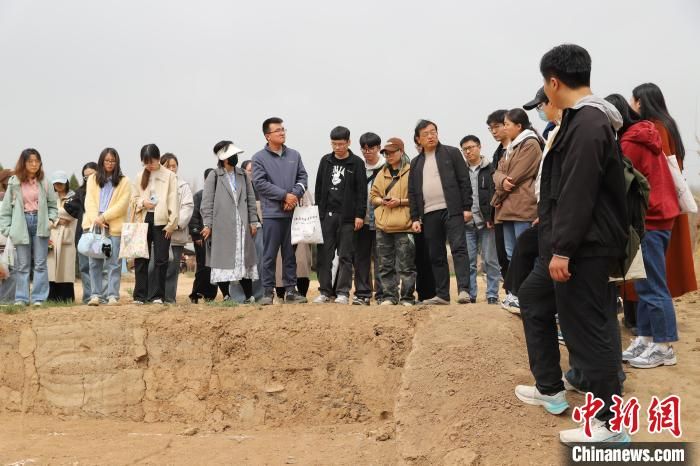 图为参观魏家崖遗址。星空app官网文化遗产学院供图