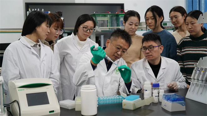 Science封面文章：星空app官网金丝猴研究团队首次系统揭示灵长类社会演化之谜_fororder_齐晓光正在做实验，右侧为武进伟，左一为赵兰